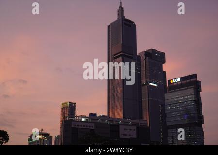 Stazione Sudirman, Giacarta, 19 dicembre 2023 - la sera, dai grattacieli, sembra bellissimo Foto Stock