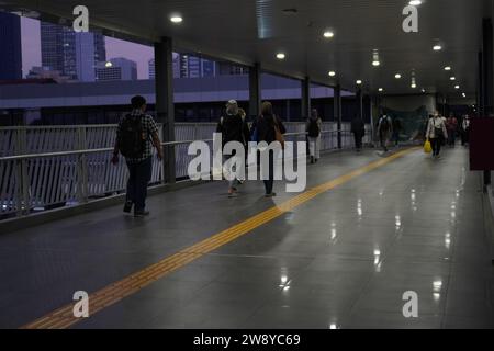 Stazione Sudirman, Giacarta, 19 dicembre 2023 - il percorso per raggiungere la stazione ferroviaria al tramonto Foto Stock