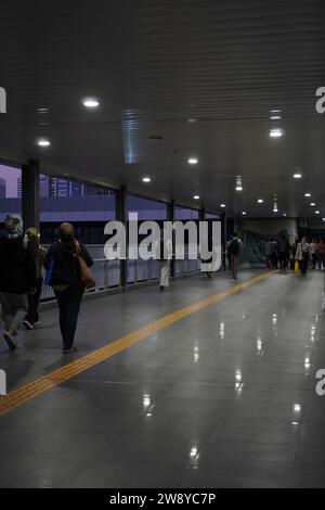 Stazione Sudirman, Giacarta, 19 dicembre 2023 - il percorso per raggiungere la stazione ferroviaria al tramonto Foto Stock