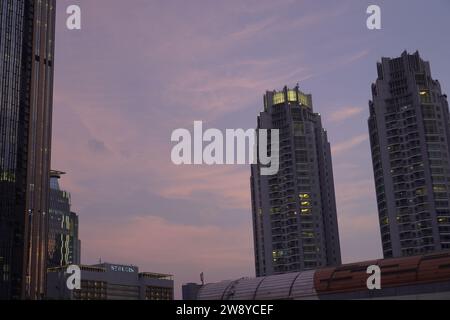 Stazione Sudirman, Giacarta, 19 dicembre 2023 - la sera, dai grattacieli, sembra bellissimo Foto Stock