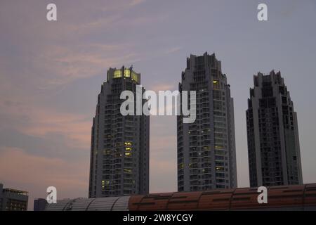 Stazione Sudirman, Giacarta, 19 dicembre 2023 - la sera, dai grattacieli, sembra bellissimo Foto Stock