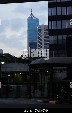 Stazione Sudirman, Giacarta, 19 dicembre 2023 - la sera, dai grattacieli, sembra bellissimo Foto Stock