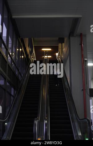 sembra vicino alla scala mobile per arrivare alla stazione ferroviaria Foto Stock