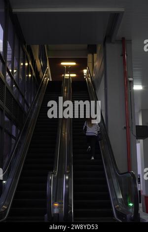 sembra vicino alla scala mobile per arrivare alla stazione ferroviaria Foto Stock