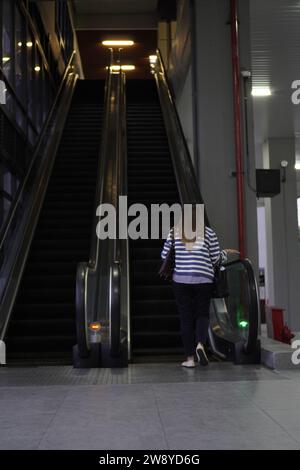 sembra vicino alla scala mobile per arrivare alla stazione ferroviaria Foto Stock