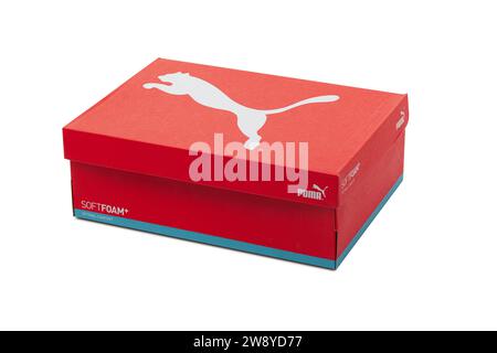 Chisinau, Moldavia 23 dicembre 2023: Scatola rossa di scarpe del marchio Puma isolata su sfondo bianco. Con tracciato di ritaglio Foto Stock