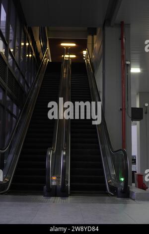 sembra vicino alla scala mobile per arrivare alla stazione ferroviaria Foto Stock