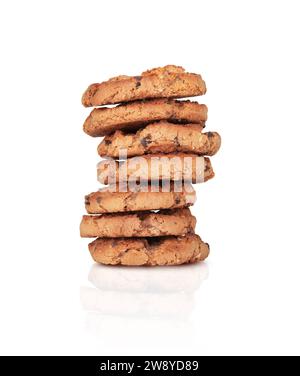 Biscotti con gocce di cioccolato appena sfornati isolati su panchina bianca Foto Stock