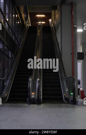 sembra vicino alla scala mobile per arrivare alla stazione ferroviaria Foto Stock