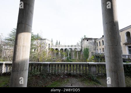 Zqaltubo, Georgia. 28 ottobre 2023. Le rovine del sanatorio Medea nell'ex stazione di cura sovietica. Credito: Sebastian Kahnert/dpa/Alamy Live News Foto Stock