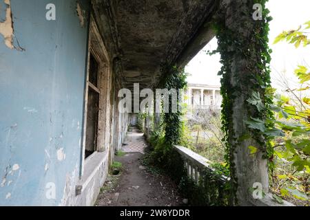 Zqaltubo, Georgia. 28 ottobre 2023. Le rovine del sanatorio Medea nell'ex stazione di cura sovietica. Credito: Sebastian Kahnert/dpa/Alamy Live News Foto Stock