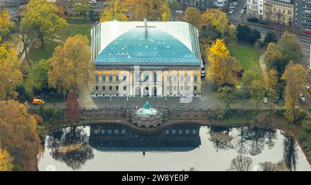 Vista aerea, Museo Ständehaus a Ständehauspark con laghetto, circondato da alberi decidui autunnali, Unterbilk, Düsseldorf, Renania, Renania settentrionale-occidentale Foto Stock