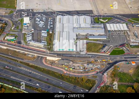 Vista aerea, aeroporto di Düsseldorf, porta 1 e cantiere, circondato da alberi decidui autunnali, Unterrath, Düsseldorf, Renania, Renania settentrionale-W. Foto Stock