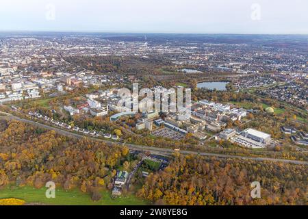 Vista aerea, l'Università Heinrich Heine, dietro il Südpark con Deichsee e uni-SEE, circondata da alberi decidui autunnali, Bilk, Düsseldorf, Rhinel Foto Stock