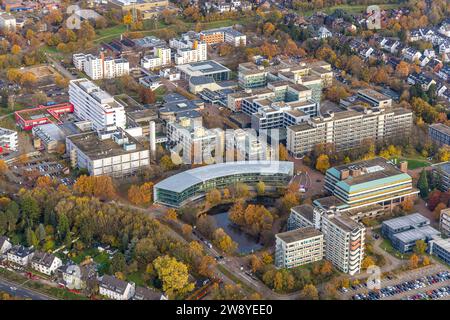 Veduta aerea, Oeconomicum dell'Università Heinrich Heine, Facoltà di economia dell'HHU edificio semicircolare con stagno, circondato dall'autunnale dicembre Foto Stock