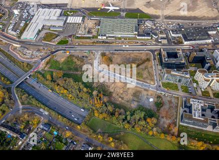 Vista aerea, aeroporto di Düsseldorf, porta 1 e cantiere, circondato da alberi decidui autunnali, Unterrath, Düsseldorf, Renania, Renania settentrionale-W. Foto Stock