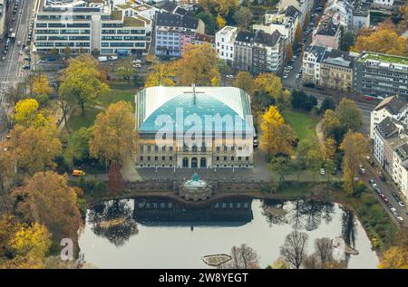 Vista aerea, Museo Ständehaus a Ständehauspark con laghetto, circondato da alberi decidui autunnali, Unterbilk, Düsseldorf, Renania, Renania settentrionale-occidentale Foto Stock