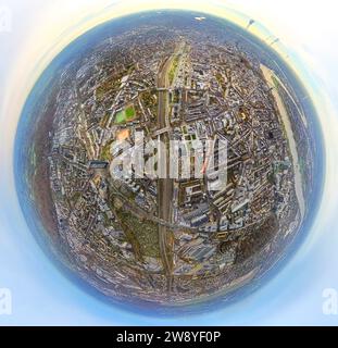 Vista aerea, vista del quartiere di Moersenbroich, traffico stradale all'incrocio di Moersenbroicher ei, circondato da alberi decidui autunnali, globo, occhio di pesce i. Foto Stock