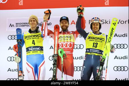 Madonna di Campiglio, Italia. 22 dicembre 2023. SCI ALPINO - FIS WC 2023-2024Men's World Cup SL Madonna di Campiglio, Veneto, Italia 2023-12-22 - venerdì Podium Credit: Agenzia fotografica indipendente/Alamy Live News Foto Stock