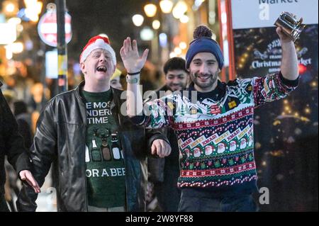 Birmingham 22 dicembre 2023 - i rivenditori sono andati a Birmingham il Mad Friday, che prende anche il nome di Black Eye Friday. I gruppi di lavoro erano in pieno svolgimento mentre le aziende chiudevano per le vacanze di Natale. Si è visto molto passeggiare per il centro della città con un enorme bicchiere di birra da mercato tedesco e molti indossavano cappelli di Babbo Natale. Un gruppo di 3 compagni di lavoro si è recato in un ristorante messicano per le loro attività e due hanno indossato abiti messicani con il loro collega che si è attaccato a un tradizionale cappello di Babbo Natale. Alcuni amici sono stati anche avvistati su Broad Street, con un soffio alla fermata del tram con uno che tiene l'altro in un blocco. Un altro gr Foto Stock