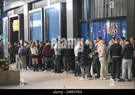 Birmingham 22 dicembre 2023 - i rivenditori sono andati a Birmingham il Mad Friday, che prende anche il nome di Black Eye Friday. I gruppi di lavoro erano in pieno svolgimento mentre le aziende chiudevano per le vacanze di Natale. Si è visto molto passeggiare per il centro della città con un enorme bicchiere di birra da mercato tedesco e molti indossavano cappelli di Babbo Natale. Un gruppo di 3 compagni di lavoro si è recato in un ristorante messicano per le loro attività e due hanno indossato abiti messicani con il loro collega che si è attaccato a un tradizionale cappello di Babbo Natale. Alcuni amici sono stati anche avvistati su Broad Street, con un soffio alla fermata del tram con uno che tiene l'altro in un blocco. Un altro gr Foto Stock