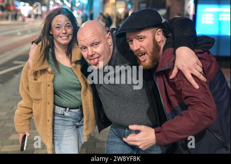 Birmingham 22 dicembre 2023 - i rivenditori sono andati a Birmingham il Mad Friday, che prende anche il nome di Black Eye Friday. I gruppi di lavoro erano in pieno svolgimento mentre le aziende chiudevano per le vacanze di Natale. Si è visto molto passeggiare per il centro della città con un enorme bicchiere di birra da mercato tedesco e molti indossavano cappelli di Babbo Natale. Un gruppo di 3 compagni di lavoro si è recato in un ristorante messicano per le loro attività e due hanno indossato abiti messicani con il loro collega che si è attaccato a un tradizionale cappello di Babbo Natale. Alcuni amici sono stati anche avvistati su Broad Street, con un soffio alla fermata del tram con uno che tiene l'altro in un blocco. Un altro gr Foto Stock