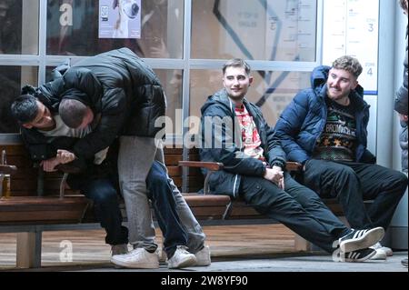 Birmingham 22 dicembre 2023 - Friends Tussle in Broad Street a Birmingham il Black Eye Friday - i rivenditori sono andati a Birmingham il Mad Friday, che prende anche il nome di Black Eye Friday. I gruppi di lavoro erano in pieno svolgimento mentre le aziende chiudevano per le vacanze di Natale. Si è visto molto passeggiare per il centro della città con un enorme bicchiere di birra da mercato tedesco e molti indossavano cappelli di Babbo Natale. Un gruppo di 3 compagni di lavoro si è recato in un ristorante messicano per le loro attività e due hanno indossato abiti messicani con il loro collega che si è attaccato a un tradizionale cappello di Babbo Natale. Alcuni amici sono stati anche avvistati su Broad Street con un tussl Foto Stock