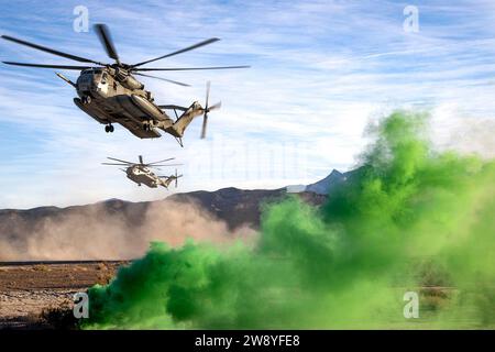 8 dicembre 2023 - Creech Air Force base, Nevada, USA - elicotteri Super Stallion del corpo dei Marines USA CH-53E con Marine Heavy Helicopter Squadron (HMH) 465, Marine Aircraft Group 16, 3rd Marine Aircraft Wing, atterrano durante un recupero tattico di aerei e addestramento del personale nei pressi di Creech Air Force base, Nevada, dicembre. 7, 2023. HMH-465 ha condotto una formazione a livello unitario per aumentare le competenze di base e missione in TRAPPOLA per i futuri esercizi di formazione a livello di servizio. (Immagine di credito: © U.S. Marines/ZUMA Press Wire) SOLO USO EDITORIALE! Non per USO commerciale! Foto Stock