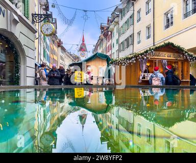 Bremgarten, Svizzera - 7 dicembre 2023: Mercatino di Natale a Bremgarten, una piccola città del cantone Argovia. Foto Stock