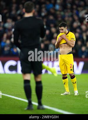 George Baldock (a destra) dello Sheffield United guarda mentre l'arbitro Anthony Taylor controlla lo schermo VAR sul campo per un possibile fallo sul compagno di squadra Wes Foderingham durante la partita di Premier League a Villa Park, Birmingham. Data immagine: Venerdì 22 dicembre 2023. Foto Stock