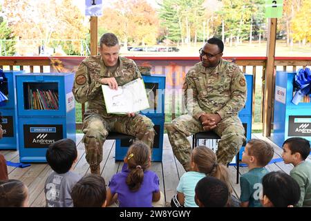 17 novembre 2023 - Joint base Anacostia-Bolling, District of Columbia, USA - U.S. Air Force col. Ryan Crowley, Joint base Anacostia-Bolling e 11th Wing Commander, insieme al Chief Master Sgt. Clifford Lawton, JBAB e 11th Wing Command Chief, leggere un libro agli studenti presso LEARN D.C. on JBAB, 17 novembre 2023. Un'organizzazione locale ha donato cinque distributori automatici di prenotazione, diversi tablet e fondi alla scuola per sostenere l'istruzione di studenti e docenti. (Immagine di credito: © U.S. Air Force/ZUMA Press Wire) SOLO USO EDITORIALE! Non per USO commerciale! Foto Stock