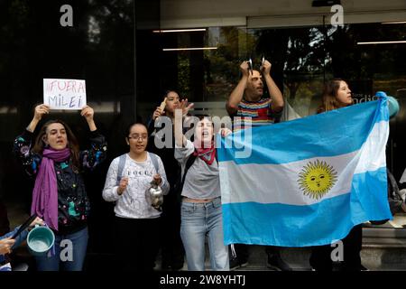 Città del Messico, Messico. 22 dicembre 2023. La comunità Argenmex - gli argentini residenti in Messico manifestano in rifiuto della politica del presidente dell'Argentina, Javier Milei, governando con decreti; in una protesta al Consolato argentino a città del Messico. Il 22 dicembre 2023 a città del Messico, Messico (immagine di credito: © Luis Barron/eyepix via ZUMA Press Wire) SOLO PER USO EDITORIALE! Non per USO commerciale! Foto Stock