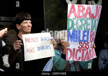 Città del Messico, Messico. 22 dicembre 2023. La comunità Argenmex - gli argentini residenti in Messico manifestano in rifiuto della politica del presidente dell'Argentina, Javier Milei, governando con decreti; in una protesta al Consolato argentino a città del Messico. Il 22 dicembre 2023 a città del Messico, Messico (immagine di credito: © Luis Barron/eyepix via ZUMA Press Wire) SOLO PER USO EDITORIALE! Non per USO commerciale! Foto Stock