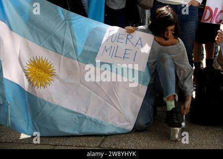 Città del Messico, Messico. 22 dicembre 2023. 22 dicembre 2023, città del Messico, Messico: La comunità Argenmex - gli argentini residenti in Messico manifestano in rifiuto della politica del presidente dell'Argentina, Javier Milei, governando con decreti; in una protesta al Consolato argentino a città del Messico. Il 22 dicembre 2023 a città del Messico, Messico (foto di Luis Barron/Eyepix Group/Sipa USA). Credito: SIPA USA/Alamy Live News Foto Stock