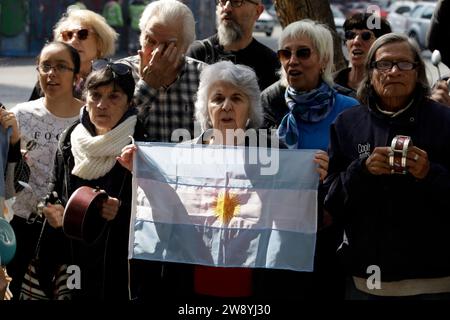 Città del Messico, Messico. 22 dicembre 2023. La comunità Argenmex - gli argentini residenti in Messico manifestano in rifiuto della politica del presidente dell'Argentina, Javier Milei, governando con decreti; in una protesta al Consolato argentino a città del Messico. Il 22 dicembre 2023 a città del Messico, Messico (immagine di credito: © Luis Barron/eyepix via ZUMA Press Wire) SOLO PER USO EDITORIALE! Non per USO commerciale! Foto Stock
