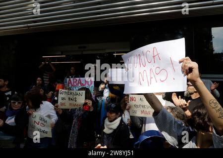 Città del Messico, Messico. 22 dicembre 2023. 22 dicembre 2023, città del Messico, Messico: La comunità Argenmex - gli argentini residenti in Messico manifestano in rifiuto della politica del presidente dell'Argentina, Javier Milei, governando con decreti; in una protesta al Consolato argentino a città del Messico. Il 22 dicembre 2023 a città del Messico, Messico (foto di Luis Barron/Eyepix Group/Sipa USA). Credito: SIPA USA/Alamy Live News Foto Stock