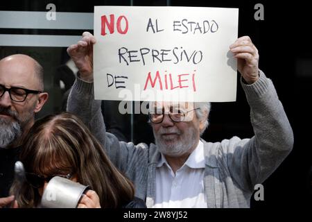 Città del Messico, Messico. 22 dicembre 2023. 22 dicembre 2023, città del Messico, Messico: La comunità Argenmex - gli argentini residenti in Messico manifestano in rifiuto della politica del presidente dell'Argentina, Javier Milei, governando con decreti; in una protesta al Consolato argentino a città del Messico. Il 22 dicembre 2023 a città del Messico, Messico (foto di Luis Barron/Eyepix Group/Sipa USA). Credito: SIPA USA/Alamy Live News Foto Stock