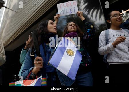Città del Messico, Messico. 22 dicembre 2023. 22 dicembre 2023, città del Messico, Messico: La comunità Argenmex - gli argentini residenti in Messico manifestano in rifiuto della politica del presidente dell'Argentina, Javier Milei, governando con decreti; in una protesta al Consolato argentino a città del Messico. Il 22 dicembre 2023 a città del Messico, Messico (foto di Luis Barron/Eyepix Group/Sipa USA). Credito: SIPA USA/Alamy Live News Foto Stock