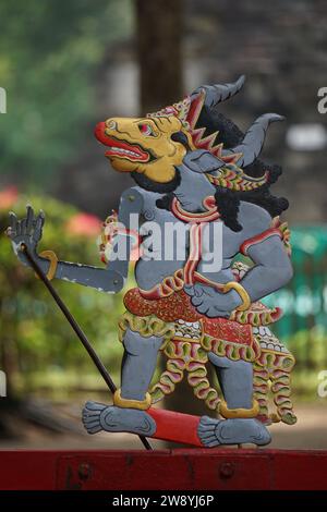 Spettacolo di marionette ombra (wayang krucil). Wayang krucil è un wayang originario di Kediri, Giava orientale Foto Stock