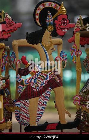 Spettacolo di marionette ombra (wayang krucil). Wayang krucil è un wayang originario di Kediri, Giava orientale Foto Stock