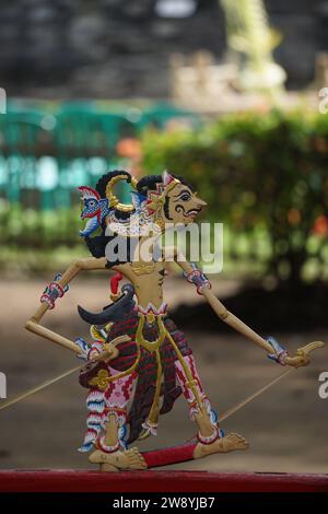 Spettacolo di marionette ombra (wayang krucil). Wayang krucil è un wayang originario di Kediri, Giava orientale Foto Stock