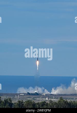 Il razzo Alpha FLTA004 della Firefly Aerospace parte dallo Space Launch Complex 2 alle 9:32 AM PST alla Vandenberg Space Force base, California, 22 dicembre 2023. Questa missione segna il 40° lancio da Vandenberg negli ultimi 12 mesi. (US Space Force foto di Airman 1st Class Ryan Quijas) Foto Stock