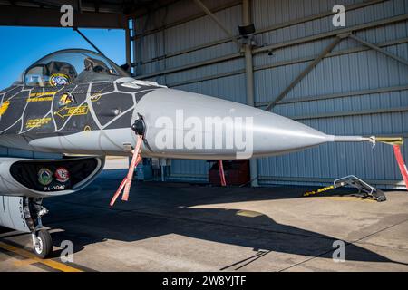 Un F-16C Fighting Falcon dell'aeronautica statunitense noto come "Venom", assegnato all'F-16 Viper Demonstration Team, viene sottoposto a manutenzione per il suo ultimo volo presso Shaw Air Force base, S.C., 11 dicembre 2023. Il primo F-16 operativo, il modello A, fu utilizzato nel 1979 nel 388th Tactical Wing a Hill AFB. Da allora, la forza è migliorata e adattata ai modelli aggiornati F-16C e D ampiamente utilizzati oggi. (Foto U.S. Air Force di Airman 1st Class Kyrii Richardson) Foto Stock