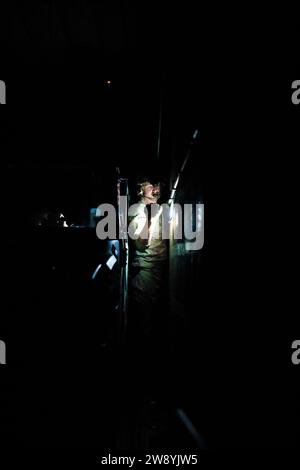 Un comandante del 415th Special Operations Squadron esegue un controllo di volo durante l'addestramento notturno presso Kirtland Air Force base, N.M., 15 agosto 2023. Durante l'addestramento, i maestri di carico hanno praticato le procedure di infil/espirazione in condizioni di scarsa illuminazione per rafforzare meglio le proprie competenze sul lavoro. (U.S. Air Force foto di Airman 1st Class Spencer Kanar) Foto Stock