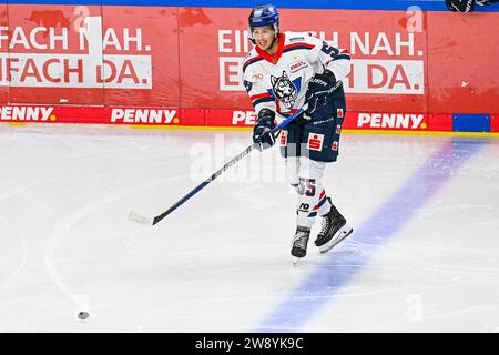 Eishockey - DEL 2: Krefeld Pinguine vs Kassel Huskies AM 22.12.2023 in der Yayla-Arena a Krefeld Kassels Samuel Dotter (Nr.55) foto: Osnapix Foto Stock