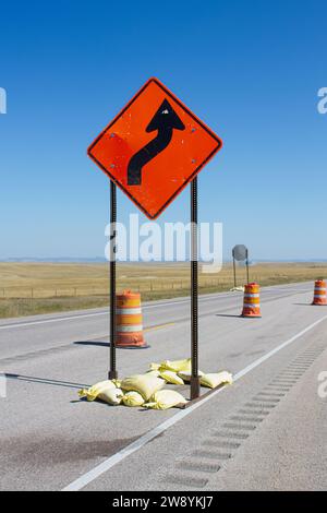 Segnaletica stradale tortuosa sulla strada con nessuno in giro. Concetto di sicurezza Foto Stock