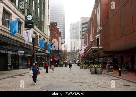 Summer Street, Boston, ma, USA - 17 aprile 2023. Downtown Crossing. Vista di Summer Street e delle persone. Foggy Weather. Maratona di Boston Foto Stock