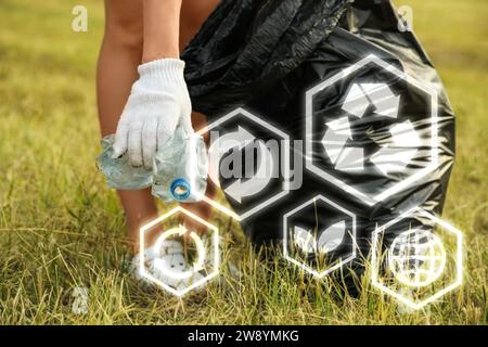 Borsa della spazzatura donna piena di spazzatura in natura, primo piano. Riciclaggio e altre icone intorno a lei Foto Stock