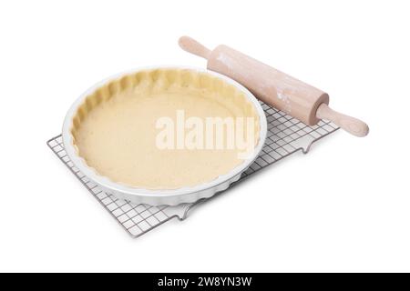 Padella per quiche con impasto fresco e matita isolata su bianco Foto Stock