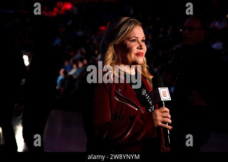 Uncasville, CT, USA. 10 dicembre 2023. Holly Rowe di ESPN guarda davanti a una partita di pallacanestro femminile NCAA nella vetrina femminile Invesco QQQ Basketball Hall of Fame tra i South Carolina Gamecocks e gli Utah Utes alla Mohegan Sun Arena di Uncasville, Connecticut. Erica Denhoff/CSM/Alamy Live News Foto Stock